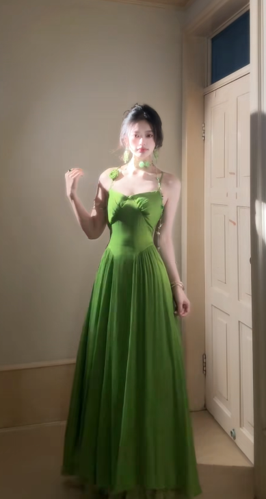 Robe de bal longue en satin vert charmant, coupe trapèze, bretelles spaghetti, référence C6748
