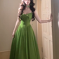 Robe de bal longue en satin vert charmant, coupe trapèze, bretelles spaghetti, référence C6748