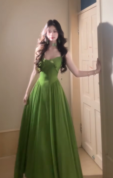 Robe de bal longue en satin vert charmant, coupe trapèze, bretelles spaghetti, référence C6748