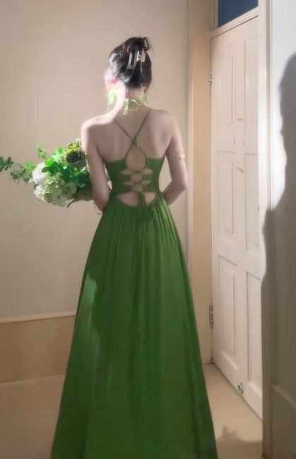 Robe de bal longue en satin vert charmant, coupe trapèze, bretelles spaghetti, référence C6748