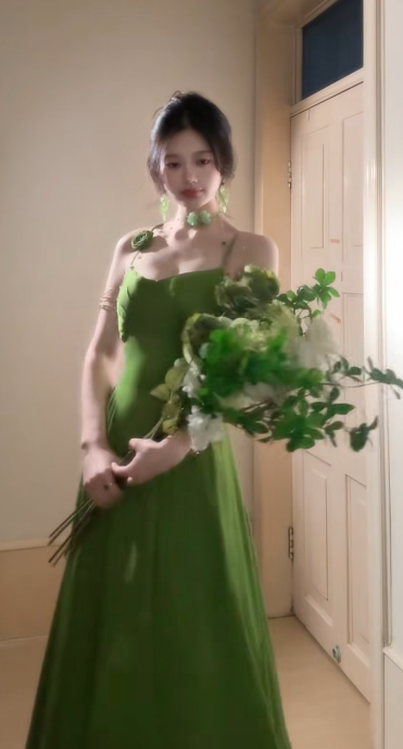 Robe de bal longue en satin vert charmant, coupe trapèze, bretelles spaghetti, référence C6748