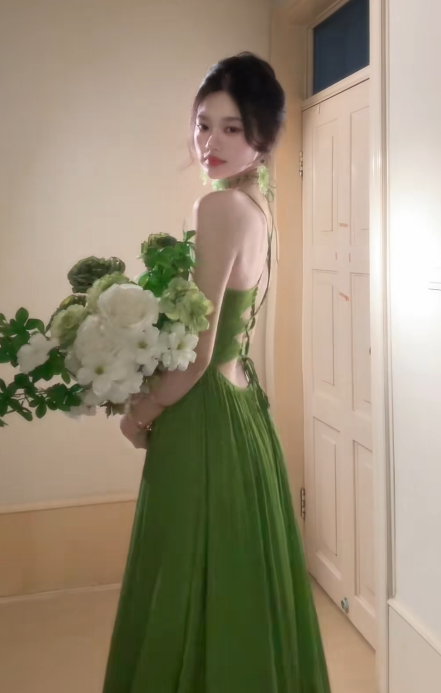 Robe de bal longue en satin vert charmant, coupe trapèze, bretelles spaghetti, référence C6748