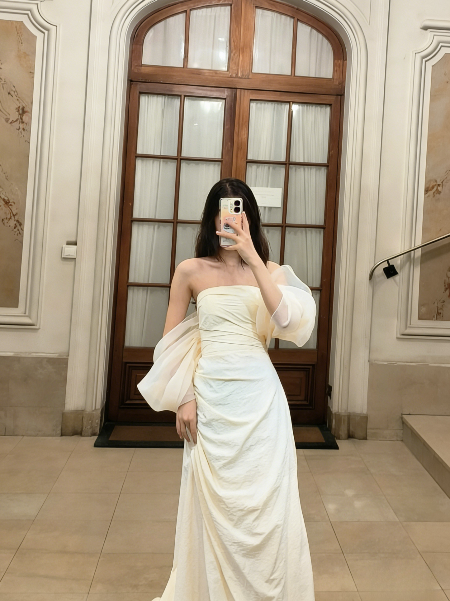 Robe de bal longue élégante en satin, coupe trapèze, épaules dénudées, référence C6789