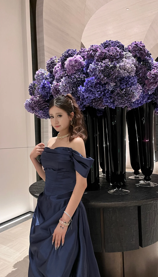 Robe de bal longue élégante en satin bleu marine, coupe trapèze, épaules dénudées, référence C6859