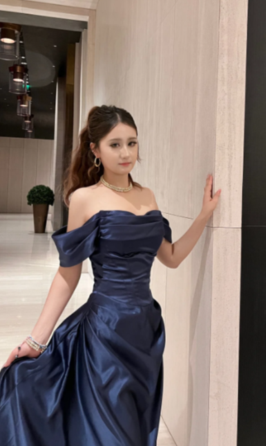 Robe de bal longue élégante en satin bleu marine, coupe trapèze, épaules dénudées, référence C6859