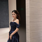 Robe de bal longue élégante en satin bleu marine, coupe trapèze, épaules dénudées, référence C6859