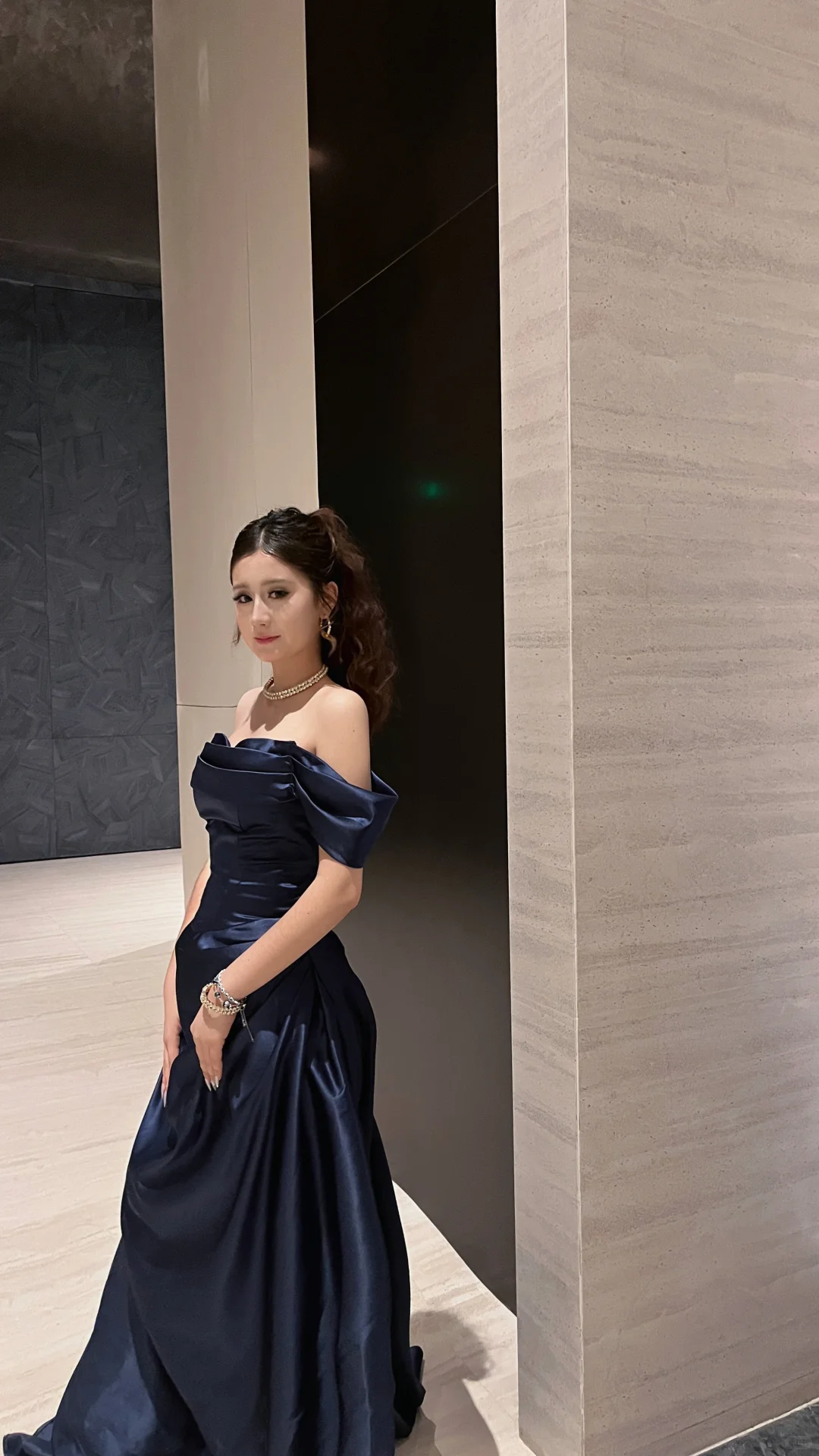 Robe de bal longue élégante en satin bleu marine, coupe trapèze, épaules dénudées, référence C6859