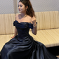 Robe de bal longue élégante en satin bleu marine, coupe trapèze, épaules dénudées, référence C6859