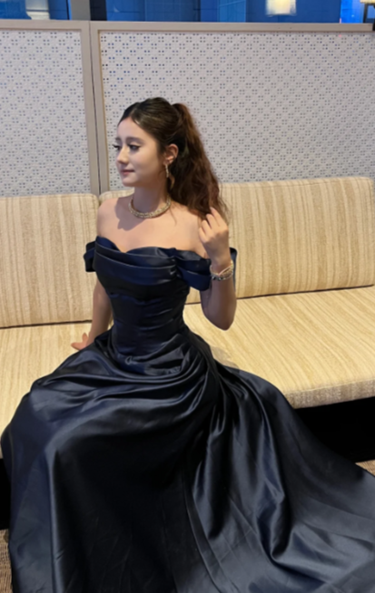 Robe de bal longue élégante en satin bleu marine, coupe trapèze, épaules dénudées, référence C6859