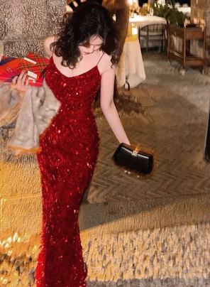 Robe de bal longue sirène bordeaux à paillettes et fines bretelles spaghetti, référence C6909