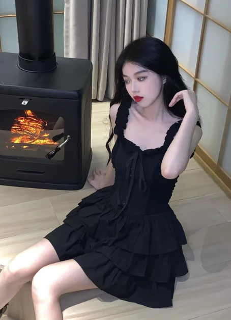 Hepburn-style black halter-neck sexy strappy waist ruffled short dress C7027