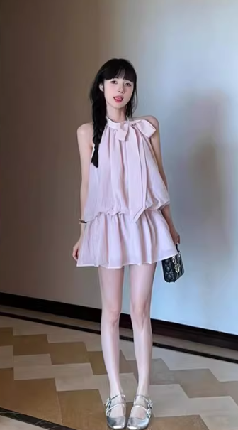 A petite mini skirt with a gentle, French-style slimming short dress C7047