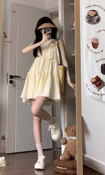 Robe courte princesse trapèze sans manches à col halter, style français 2026 C7051