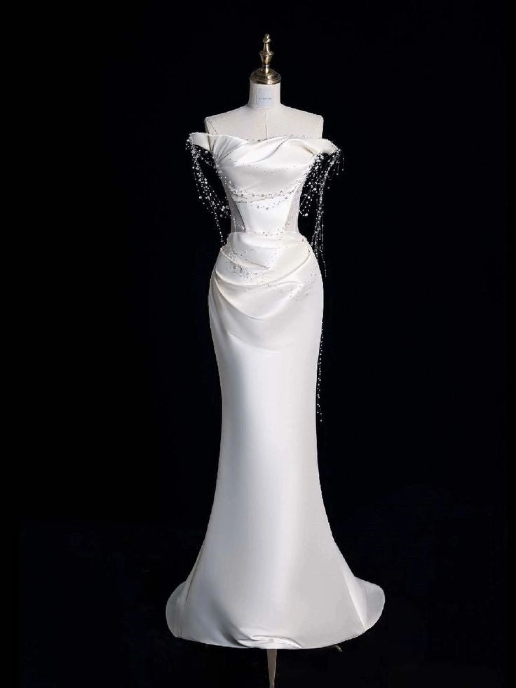 Robes de mariée sirène de conte de fées robe de mariée en Satin blanc à épaules dénudées C764
