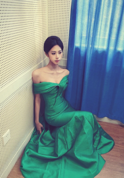 Robe de bal longue sirène élégante en satin vert à épaules dénudées, robe de soirée C8013