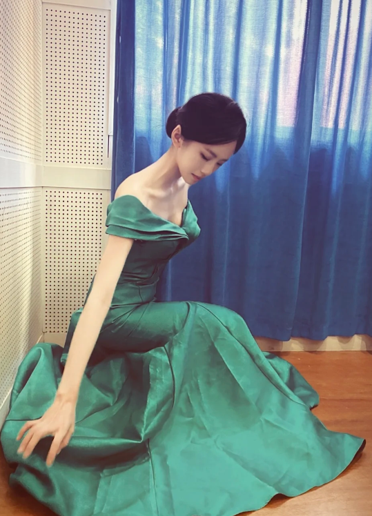 Robe de bal longue sirène élégante en satin vert à épaules dénudées, robe de soirée C8013