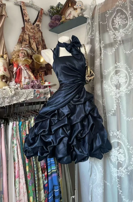 Robe courte plissée en satin, coupe trapèze, dos nu, style A, idéale pour un bal de promo ou un 19e anniversaire (C8016)