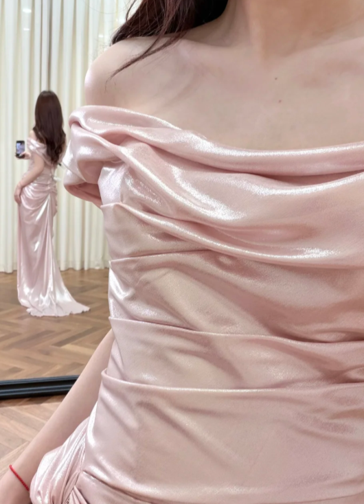 Robe de bal longue rose sirène à épaules dénudées, plissée et fendue, en satin, référence C8019