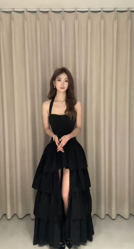 Robe de bal longue en satin noir unique, coupe trapèze, dos nu, fente à volants, C8028