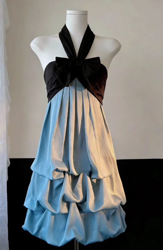Robe courte chic en satin à col halter et coupe trapèze, idéale pour un bal de promo ou un 16e anniversaire (C8037)