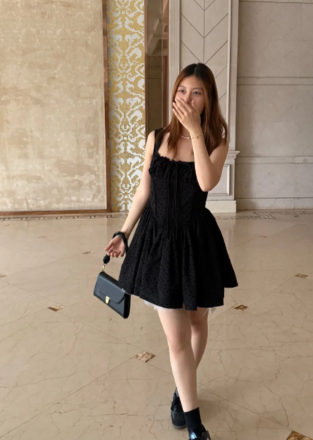 Robe courte noire en satin, coupe trapèze, idéale pour un bal de promo ou un 16e anniversaire (C8046)