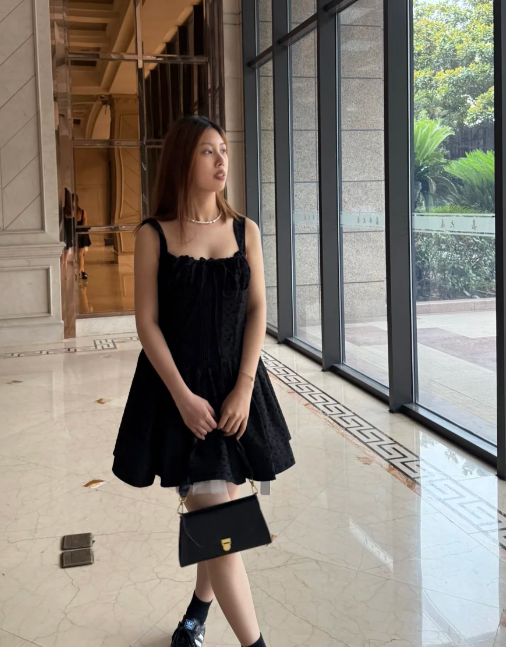 Robe courte noire en satin, coupe trapèze, idéale pour un bal de promo ou un 16e anniversaire (C8046)