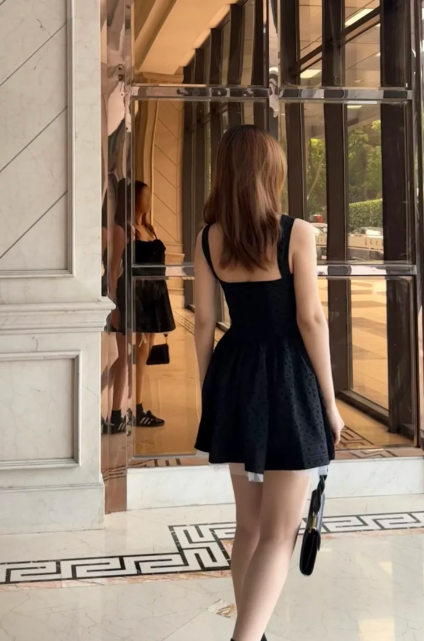Robe courte noire en satin, coupe trapèze, idéale pour un bal de promo ou un 16e anniversaire (C8046)