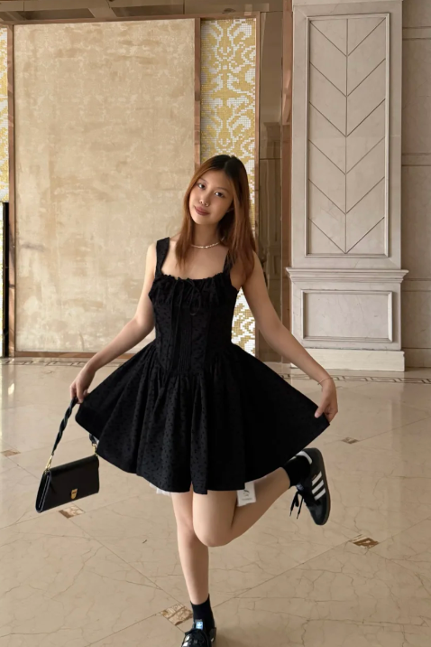 Robe courte noire en satin, coupe trapèze, idéale pour un bal de promo ou un 16e anniversaire (C8046)