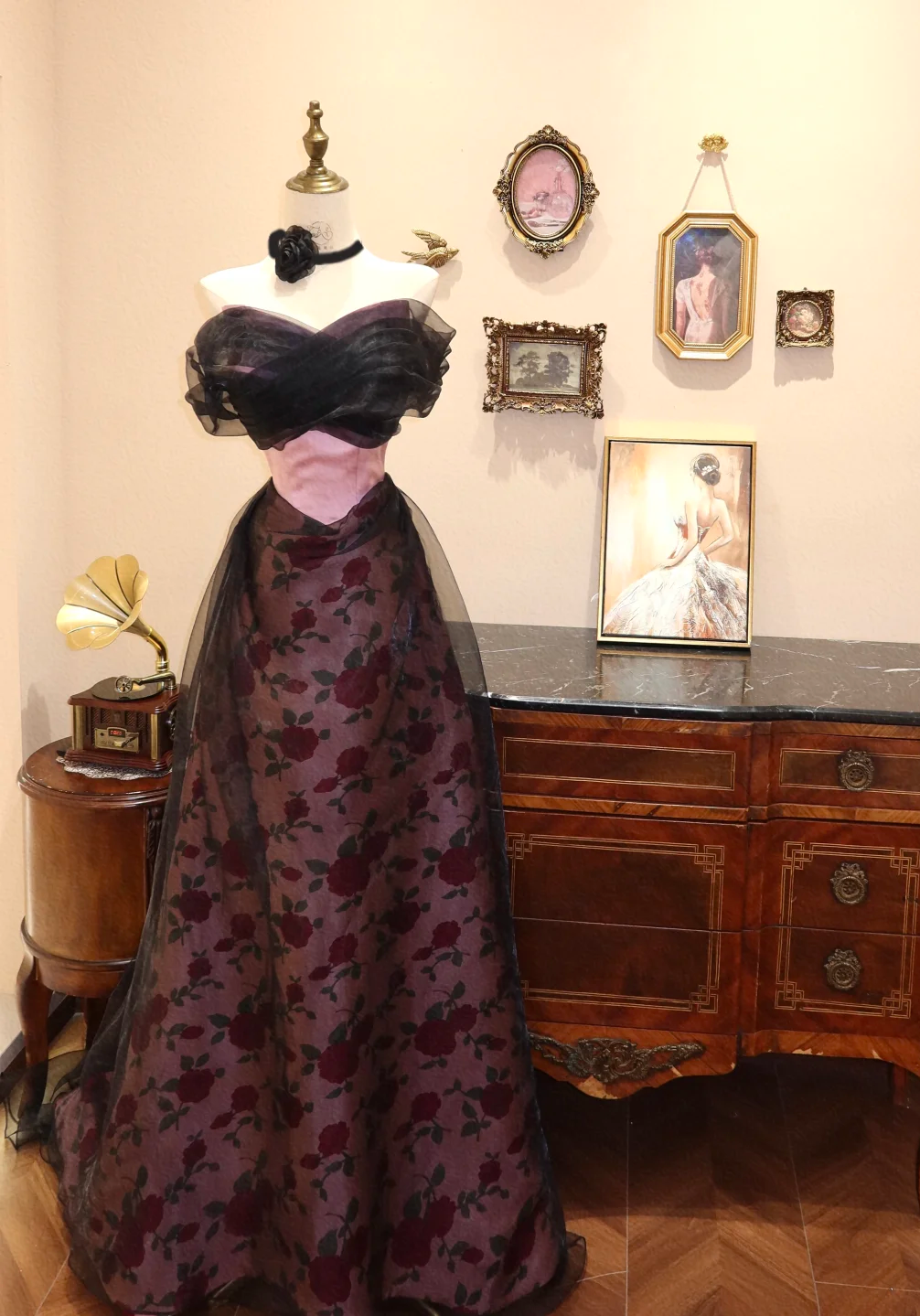 Robe de bal longue en satin et tulle, coupe trapèze, décolleté cœur, référence C8065