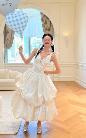 Robe de bal longue en satin, coupe trapèze, col en V, référence C8081