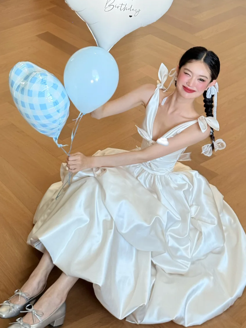 Robe de bal longue en satin, coupe trapèze, col en V, référence C8081
