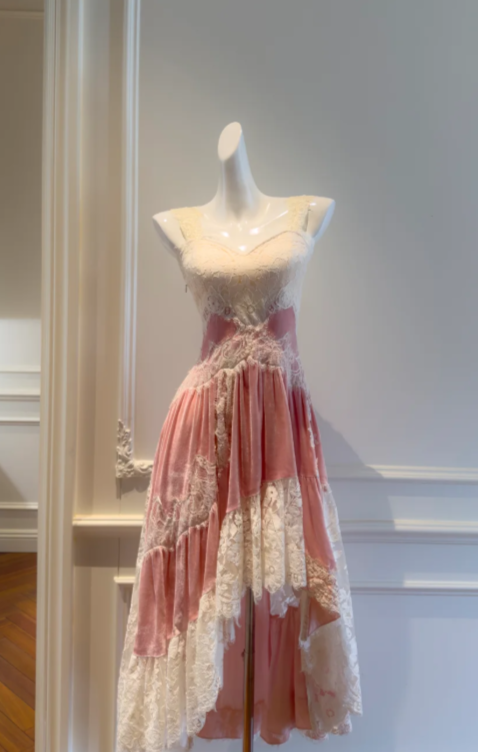 Robe de bal longue en satin et dentelle, coupe trapèze, bretelles spaghetti, référence C8084