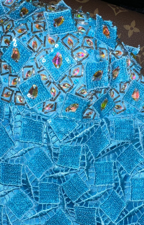 Robe de bal longue sirène en satin, perles et dentelle, modèle C8107