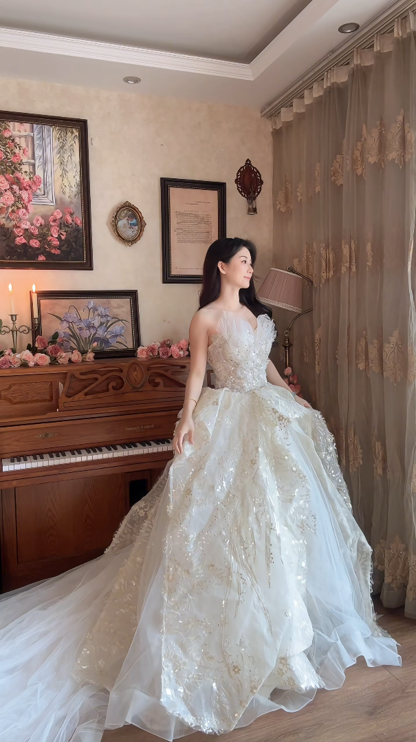 Superbe robe de mariée longue en tulle à sequins et décolleté en cœur C4041