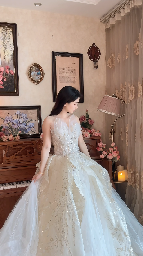 Superbe robe de mariée longue en tulle à sequins et décolleté en cœur C4041