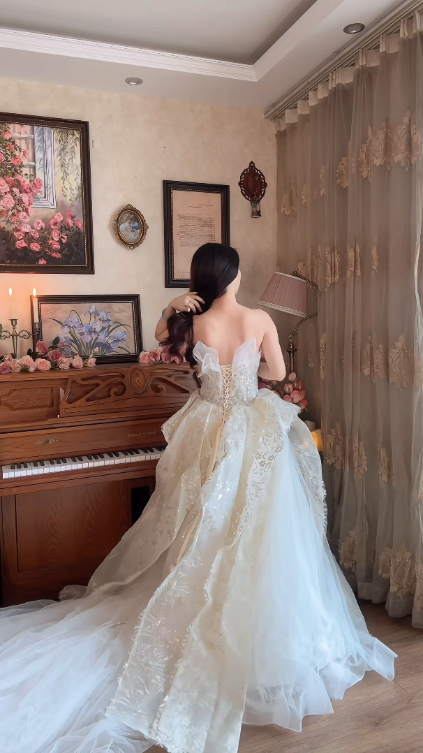 Superbe robe de mariée longue en tulle à sequins et décolleté en cœur C4041