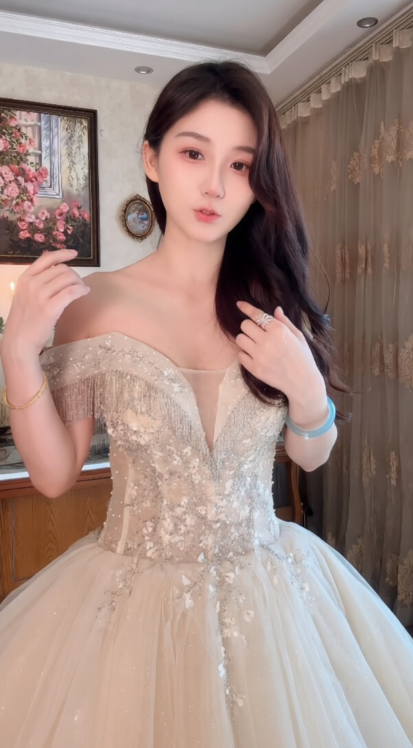 Superbe robe de mariée longue en tulle à sequins et décolleté en cœur C4041