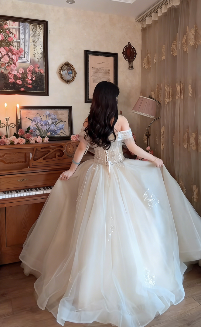Superbe robe de mariée longue en tulle à sequins et décolleté en cœur C4041