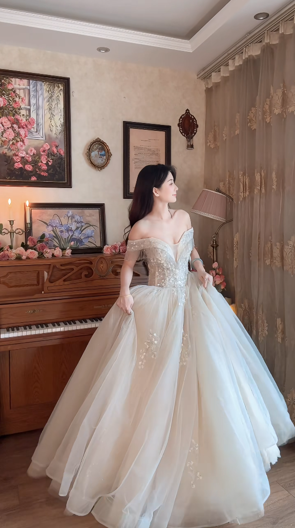 Superbe robe de mariée longue en tulle à sequins et décolleté en cœur C4041