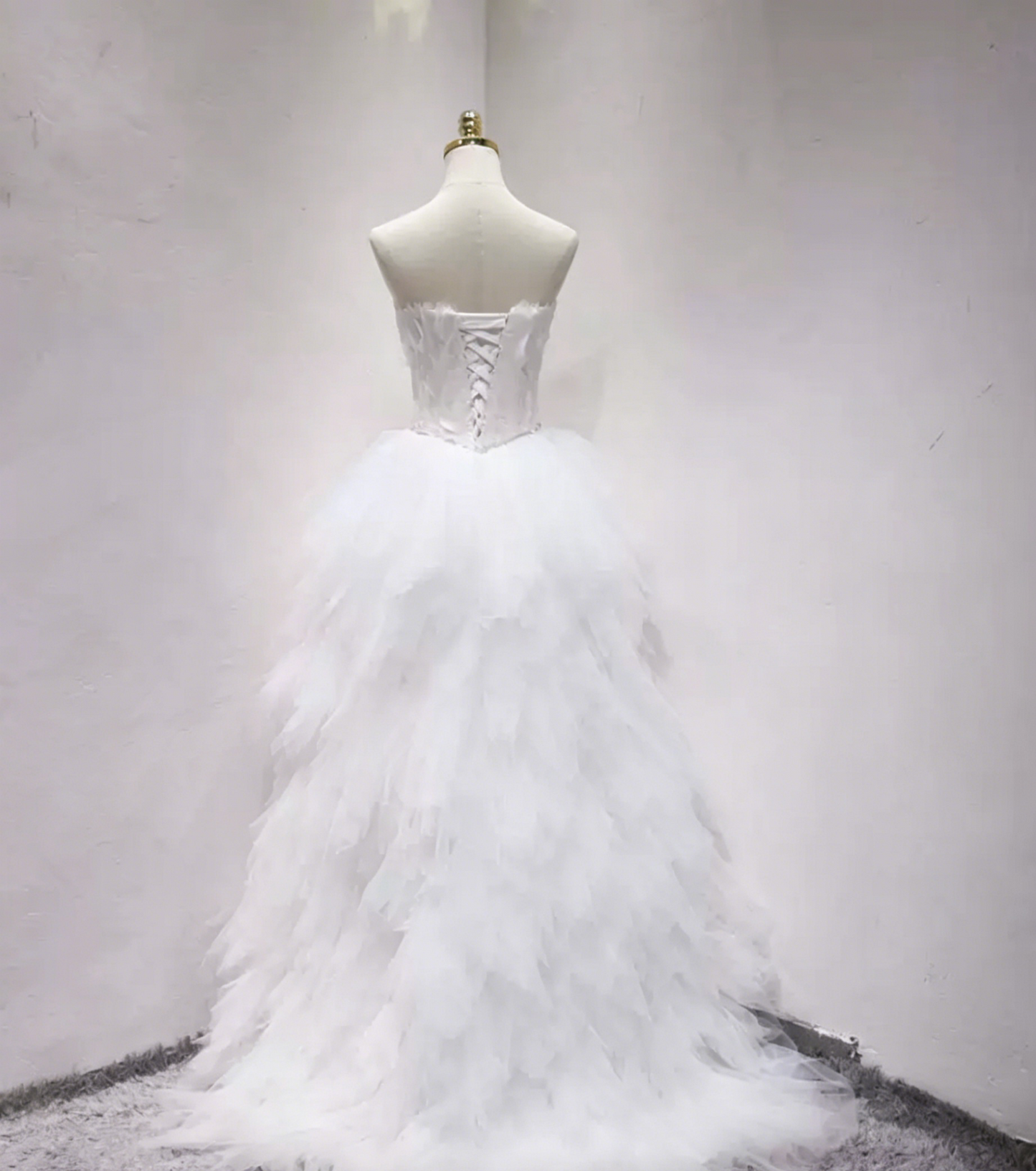 Romantic Strapless Wedding Dress Tulle Beads Feather Bridal Dress C8333