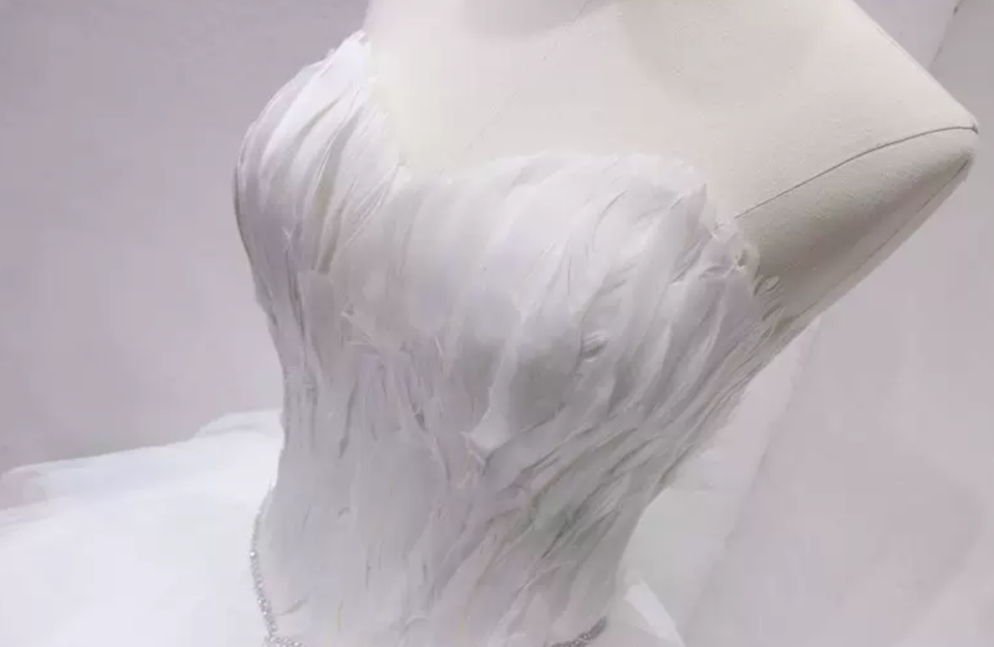 Romantic Strapless Wedding Dress Tulle Beads Feather Bridal Dress C8333