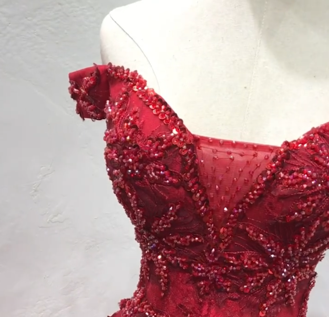 Luxurious Red Off-the-Shoulder Ball Gown Beaded Tulle Sweet 16 Dresses C8335