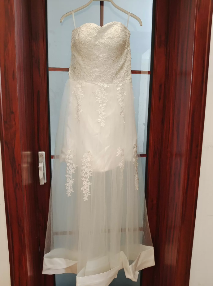 Chic Strapless White Wedding Dresses Appliques Tulle A-Line Bridal Dress C8407