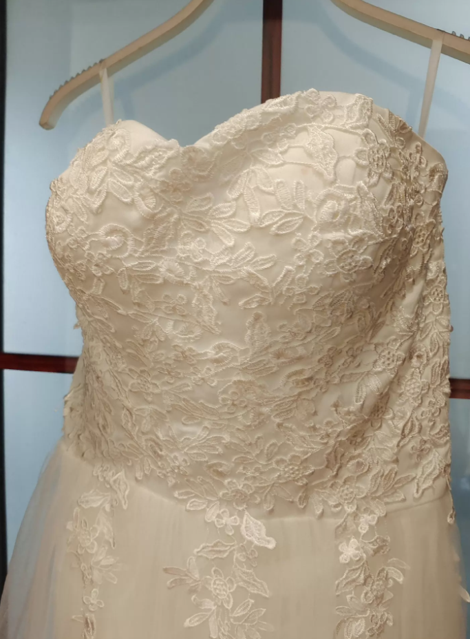 Chic Strapless White Wedding Dresses Appliques Tulle A-Line Bridal Dress C8407