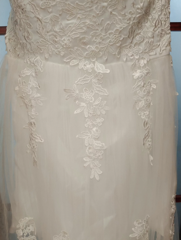 Chic Strapless White Wedding Dresses Appliques Tulle A-Line Bridal Dress C8407