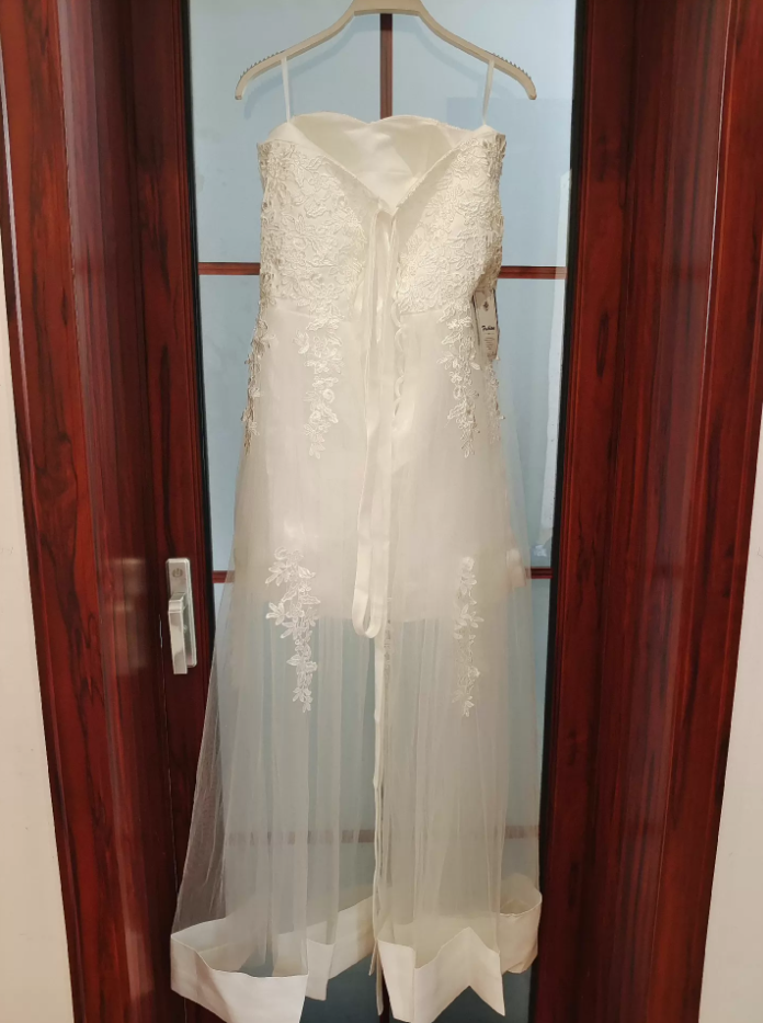 Chic Strapless White Wedding Dresses Appliques Tulle A-Line Bridal Dress C8407