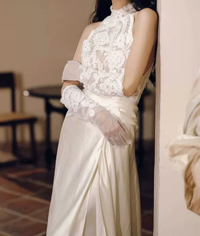 Graceful Halter Neck Lace Wedding Dresses Satin A-Line Bridal Dress C8893