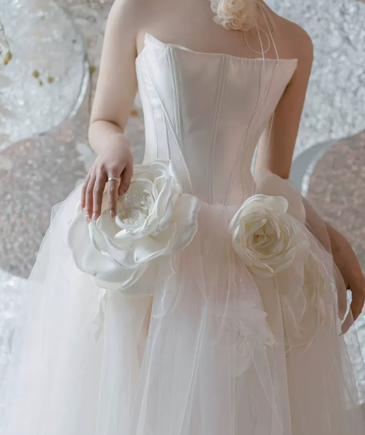 Enchanting Strapless Slit Wedding Dresses Handmade Flowers Tulle A-Line Bridal Dress C8897