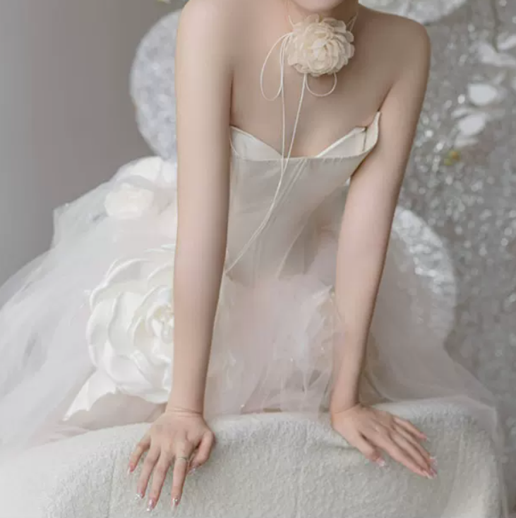 Enchanting Strapless Slit Wedding Dresses Handmade Flowers Tulle A-Line Bridal Dress C8897