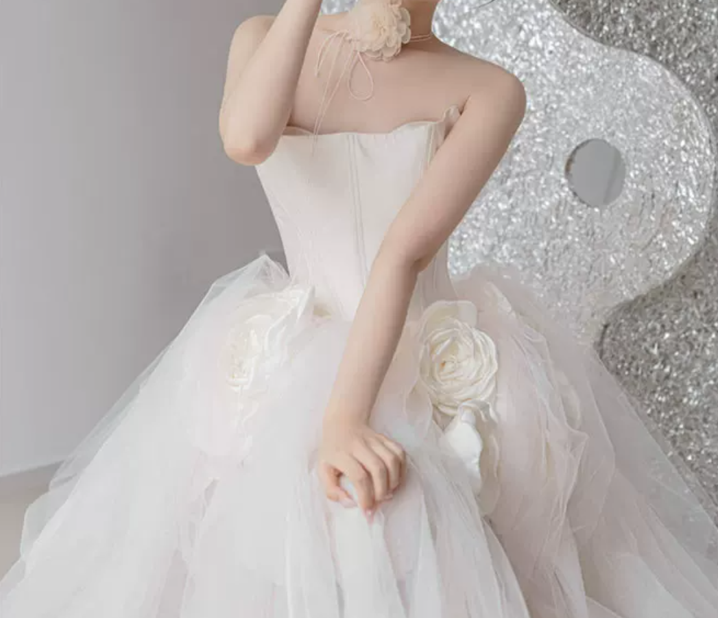 Enchanting Strapless Slit Wedding Dresses Handmade Flowers Tulle A-Line Bridal Dress C8897